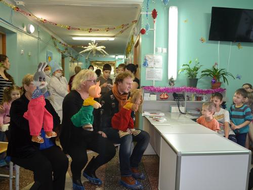 Фото встречи героев "Спокойной ночи, малыши!" с больными детьми